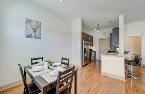 Braeswood Place Apartment | Modern 1-bedroom apartment in amazing Houston with Gym, WiFi, Pool, Free Parking