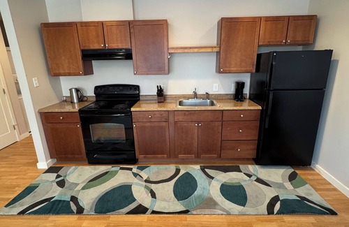 Amherst Center Apartment | Modern 1-bedroom Downtown apartment in enchanting Amherst with Full Kitchen/Wifi