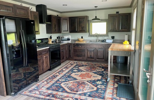 Climax Cottage | Modern 1 bedroom Guest House with sweeping views of the Redbank Creek and Valley