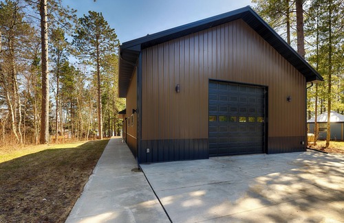 Side Lake House | Modern 1-bedroom, with AC, fitness room,n &indoor basketball hoop in Side Lake.