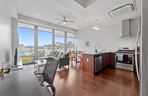 Downtown Pittsburgh House | Modern 1 BR Across from PPG Arena | Parking
