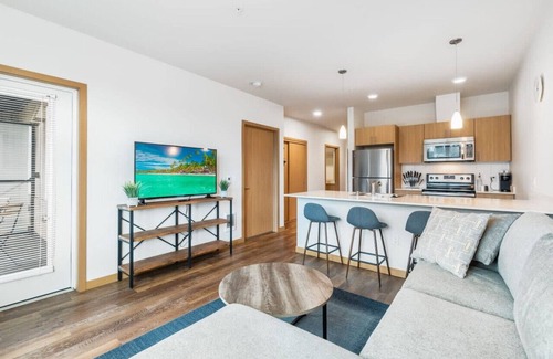 Downtown Apartment | Modern 1BR 1BA+Den!| Redmond| Fit for Long Stays-4