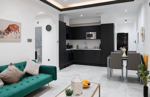 Newbury Apartment | Modern 1BR Apartment Newbury Town Centre