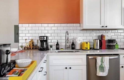 South Side Apartment | Modern 1BR Brick+ Kingbed+Free Parking+Close to DT
