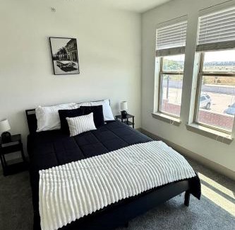Farmers Branch Apartment | Modern 1BR Dallas peaceful escape in the heart of Farmers Branch! Less than 20 minutes from Downtown Dallas, 15 from DFW ariport 15 from Grapevine
