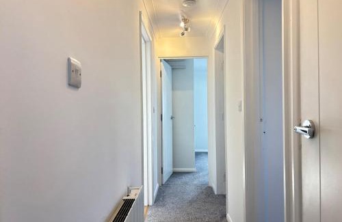 Crawley Apartment | Modern 1BR Flat - Free Parking - Near LGW Airport