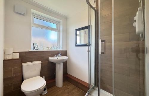 Crawley Apartment | Modern 1BR Flat - Free Parking - Near LGW Airport