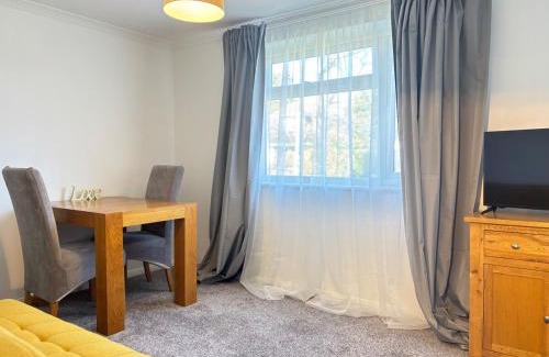 Crawley Apartment | Modern 1BR Flat - Free Parking - Near LGW Airport