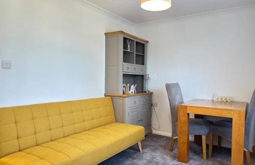 Crawley Apartment | Modern 1BR Flat - Free Parking - Near LGW Airport