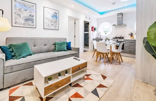 Rushmoor District Apartment | Modern 1BR Flat | WiFi | Netflix | Near Station
