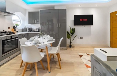 Rushmoor District Apartment | Modern 1BR Flat | WiFi | Netflix | Near Station
