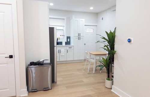Washington Square West Apartment | Modern 1BR in Central Philly Near Hospitals, Parks, WiFi + Housekeeping