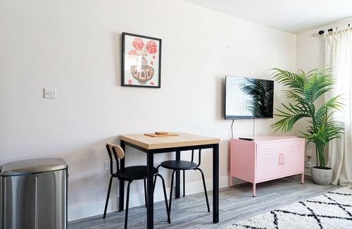 Gabalfa Apartment | Modern 1BR Near Independent Eateries