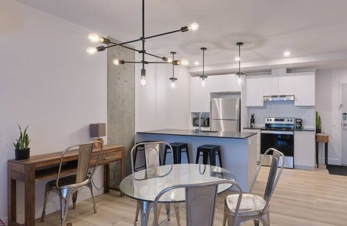 Pointe-de-Sainte-Foy Apartment | Modern 1BR w/den, Skyline Views, Gym and Pool