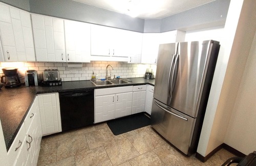 College House | Modern 2,000+ sf house. Sauna + Parking! 5 mins from airport.