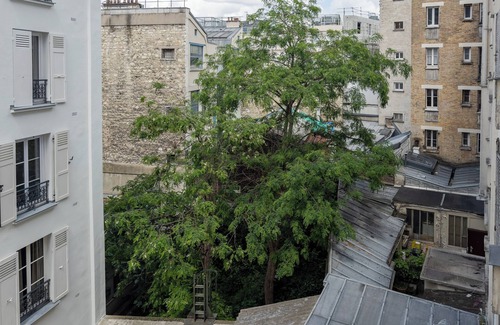Montmartre Apartment | Modern 2 Bdr Apt - 2 queen size beds - Up to 6 guests - optional parking rental