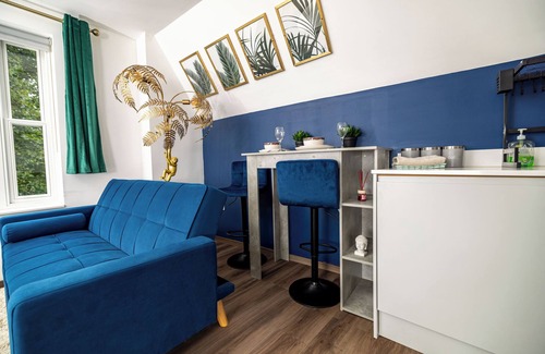 High Wycombe Apartment | Modern 2-Bed Apartment - Near Train and Town - Parking Available