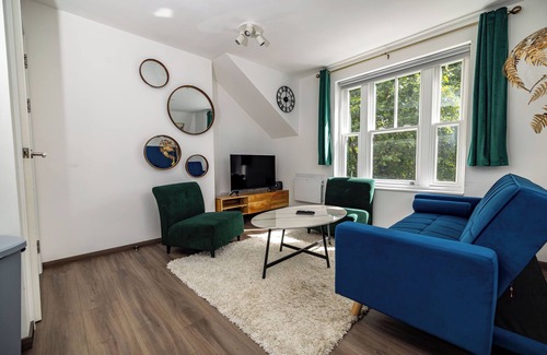 High Wycombe Apartment | Modern 2-Bed Apartment - Near Train and Town - Parking Available
