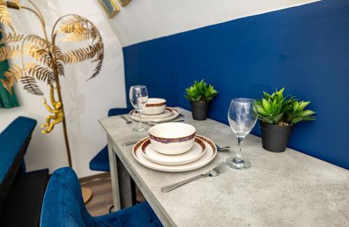 High Wycombe Apartment | Modern 2-Bed Apartment - Near Train and Town - Parking Available