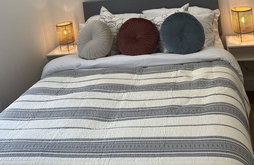 Waterloo Apartment | Modern 2 bed apartment near the beach w/parking