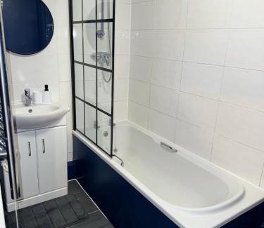 Rushmoor District Apartment | Modern 2 Bed Apartment - Blue Madison
