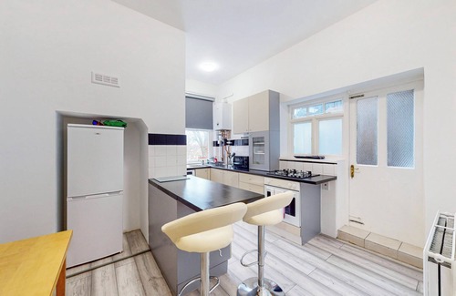 Chiswick Riverside Apartment | Modern 2 Bed APT-7 Minutes From The Thames River
