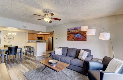 Glendale Condo | Modern 2 Bed Condo 2 Baths Over Looking the Pool Great for Traveling Nurses