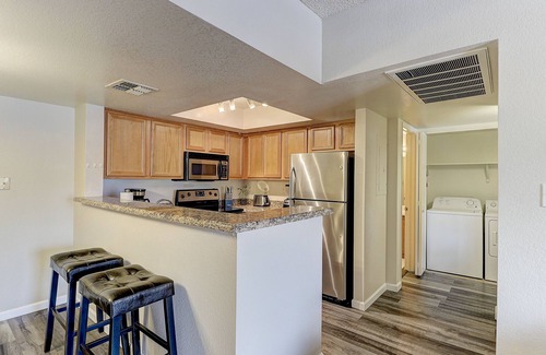 Glendale Condo | Modern 2 Bed Condo 2 Baths Over Looking the Pool Great for Traveling Nurses