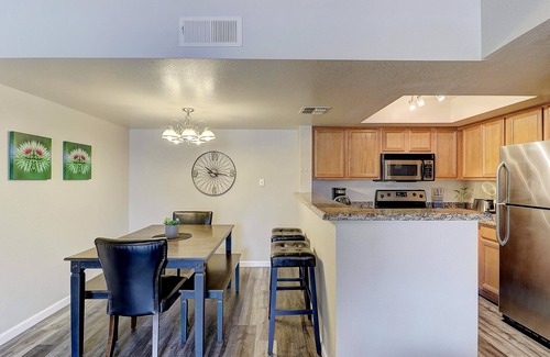 Glendale Condo | Modern 2 Bed Condo 2 Baths Over Looking the Pool Great for Traveling Nurses