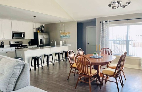 Bettendorf Condo | Modern 2 bed condo with office and King size bed !