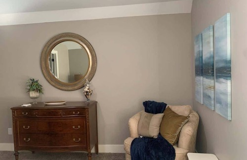 Bettendorf Condo | Modern 2 bed condo with office and King size bed !