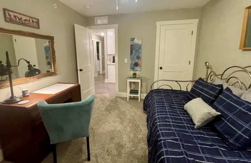 Bettendorf Condo | Modern 2 bed condo with office and King size bed !