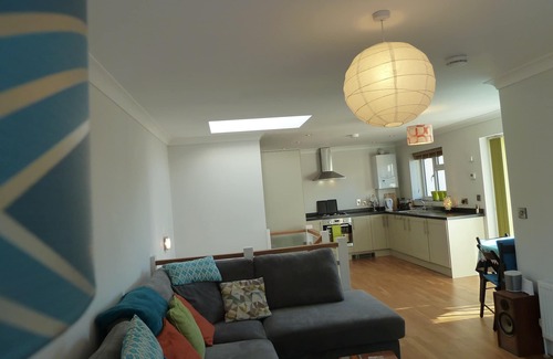 Tankerton House | Modern 2 Bed (sleeps up to 4) house, 50 metres from sea front