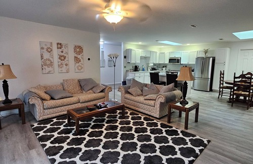 Tonawanda Villa | Modern 2-Bed Villa in ❤️ of WNY Buffalo & Niagara Falls