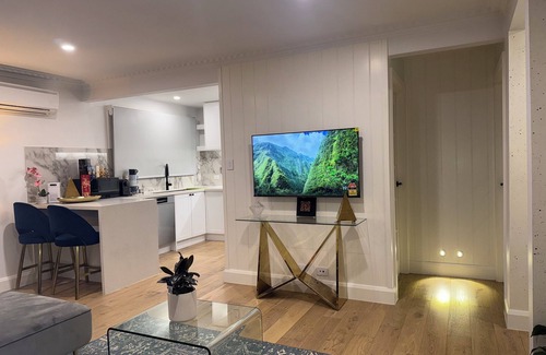 Essendon North House | Modern 2 bedroom Home near Melbourne Airport, DFO, Tullamarine FWY & Calder FWY