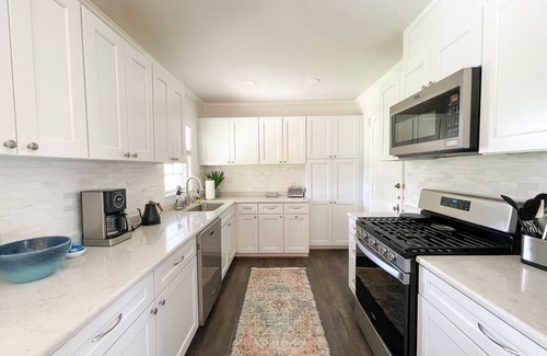 Midland House | Modern 2-bedroom 1930's Bungalow Close to Downtown