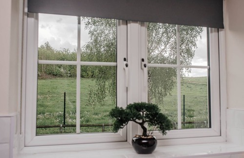 Kirk Sandall Apartment | Modern 2 Bedroom 2 Bathroom Scenic Views Apartment