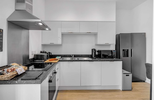 Norwich Apartment | Modern 2 bedroom 3 Bed Apartment with a view to the Norwich Castle, fully equipped kitchen