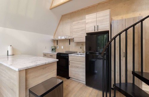 Monteagle Cabin | Modern 2-bedroom A-frame with WiFi, AC and hot tub in fabulous Monteagle
