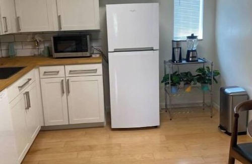 Swissvale Apartment | Modern 2 Bedroom Apartment Close to Shopping