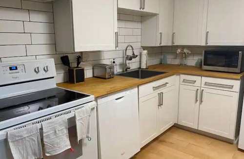 Swissvale Apartment | Modern 2 Bedroom Apartment Close to Shopping