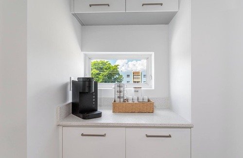 Parkside Apartment | Modern 2-bedroom apartment w/Pool near beach and airport