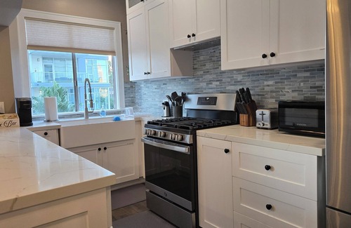 Waterfront Condo | Modern 2 bedroom Condo in Historic Down Town Long Beach Building