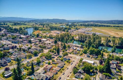Snohomish House | Modern 2 Bedroom Farmhouse Cottage with Hot Tub in Snohomish