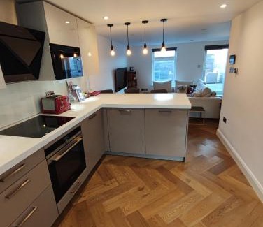 Ravenscourt Park Apartment | Modern 2 Bedroom Flat with private outdoor terrace
