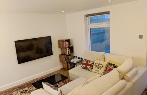 Ravenscourt Park Apartment | Modern 2 Bedroom Flat with private outdoor terrace