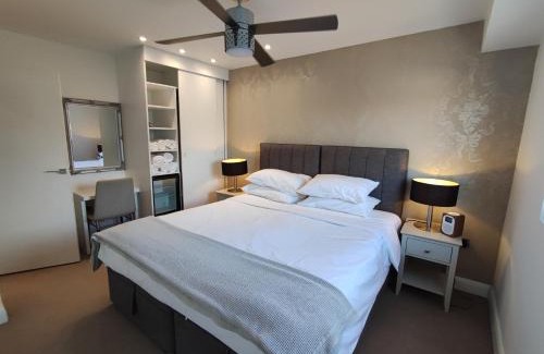 Ravenscourt Park Apartment | Modern 2 Bedroom Flat with private outdoor terrace