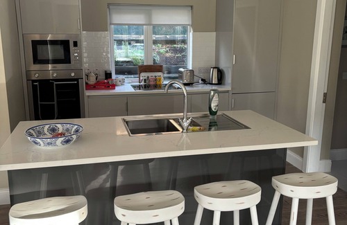 Clifden House | Modern 2 bedroom House 3 bathrooms, sleeps 5