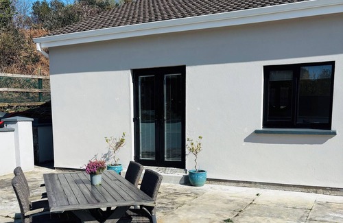 Clifden House | Modern 2 bedroom House 3 bathrooms, sleeps 5