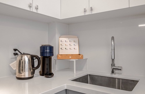 Dunbar House | Modern 2-Bedroom Suite in Prime Location